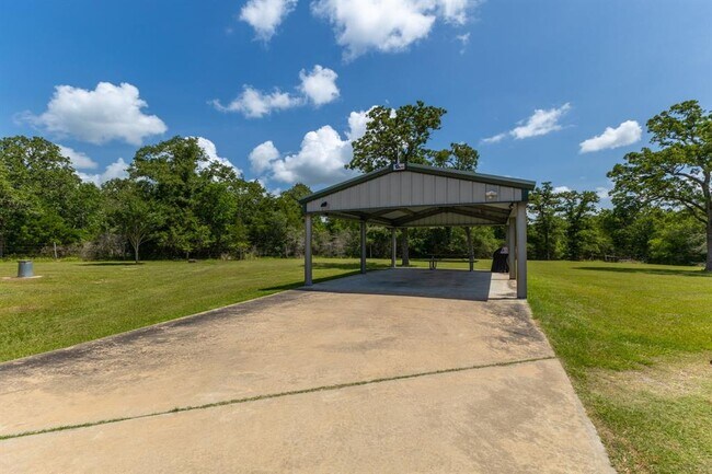 1072 Papenberg Rd in Columbus, TX - Building Photo - Building Photo