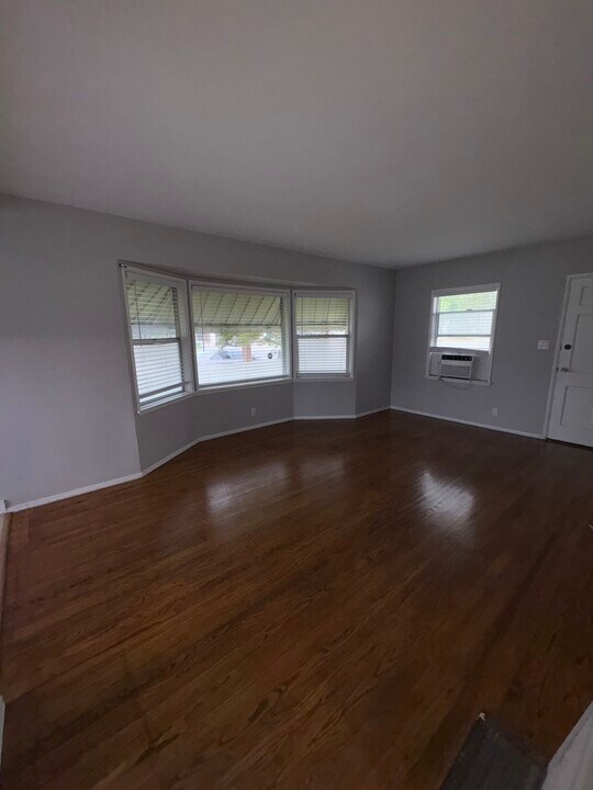 5618 Kester Ave in Van Nuys, CA - Foto de edificio