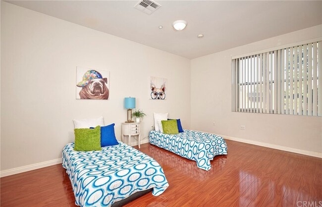 435 W Center Street Promenade, Unit 216 master bedroom in Anaheim, CA - Building Photo - Building Photo