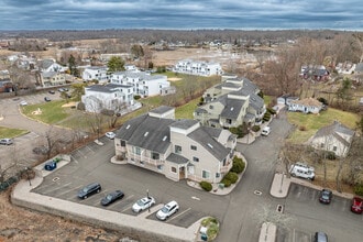 Valley Court in Branford, CT - Foto de edificio - Building Photo