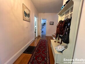 9 Kenwood St, Unit 3 in Brookline, MA - Foto de edificio - Building Photo