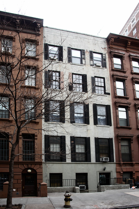 159 W 73rd St in New York, NY - Building Photo