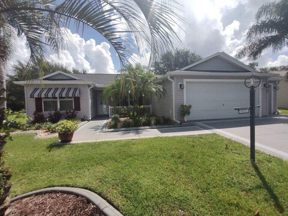 1327 Fort Lawn Loop in the Villages, FL - Building Photo