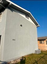 151 E 95th St in Los Angeles, CA - Building Photo