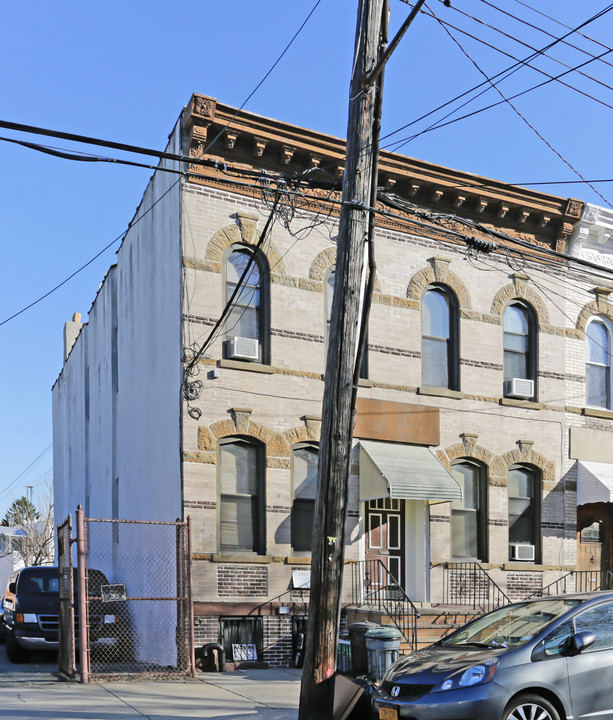 5913 Grove St in Ridgewood, NY - Building Photo