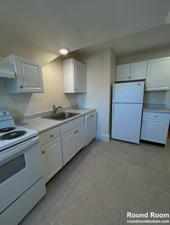 93 Hobart St, Unit 3 in Boston, MA - Building Photo