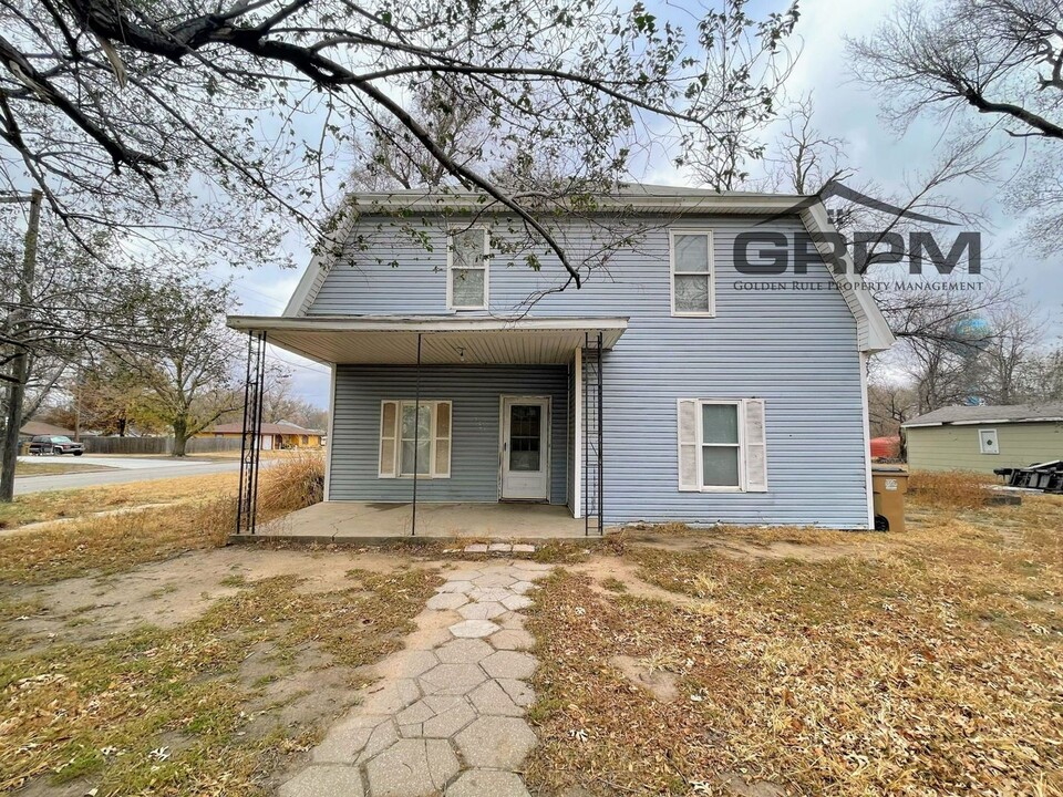 301 N Burr St in Nickerson, KS - Building Photo