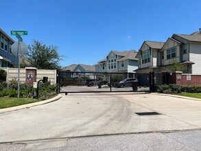 4743 Glen Isle Dr in Houston, TX - Building Photo - Building Photo