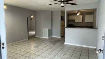 122 Red Ripple Rd in Houston, TX - Building Photo