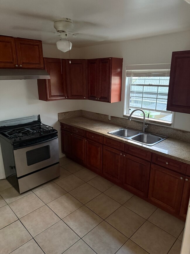1918 E 1st St, Unit 1918 E 1st street #1