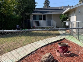 427 Mignot Ln in San Jose, CA - Building Photo