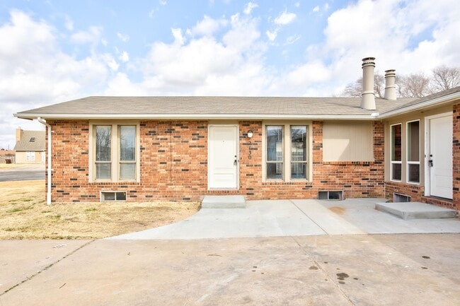 2130 S White Oak Dr in Wichita, KS - Building Photo - Building Photo