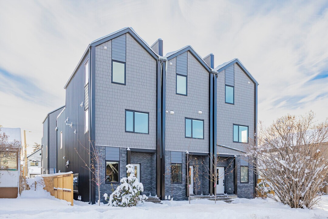 257 18 Av NE in Calgary, AB - Building Photo