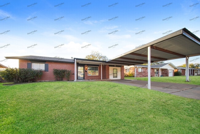 property at 2601 Yorkshire Ave