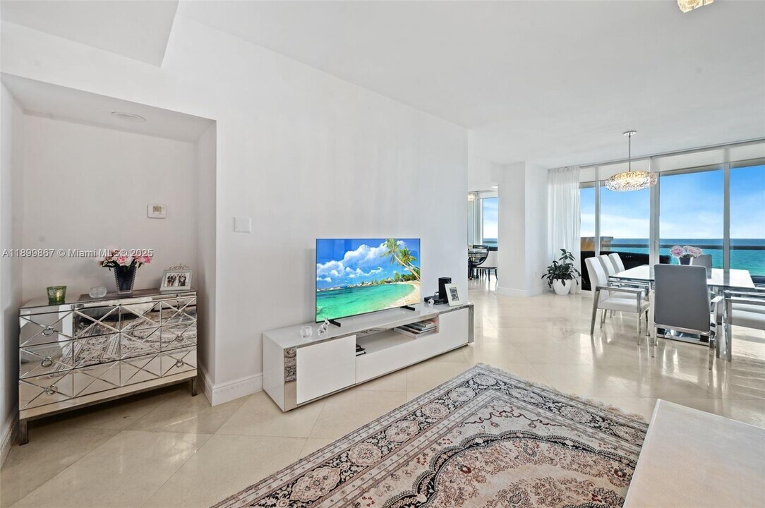 17875 Collins Ave, Unit 702 in Sunny Isles Beach, FL - Building Photo