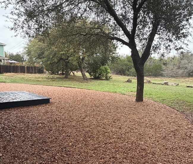 414 Summit Ridge Dr N in Lago Vista, TX - Foto de edificio - Building Photo