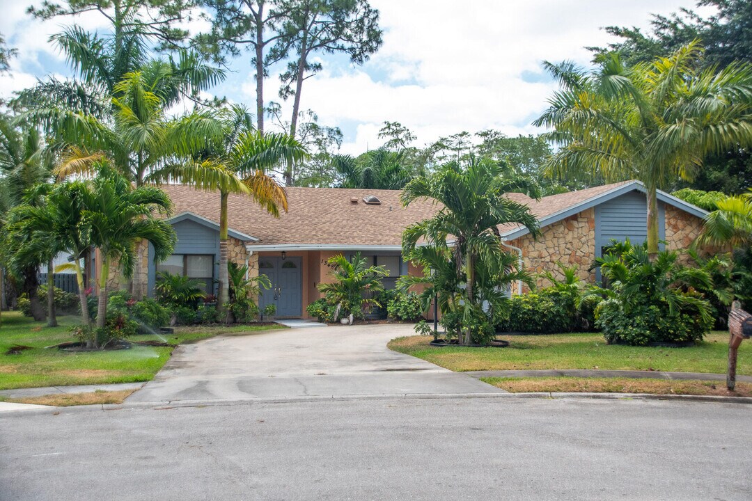 13484 Jonquil Ct in Wellington, FL - Building Photo