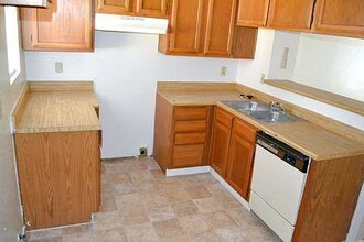 9451 Olde Village Ct in Dallas, TX - Foto de edificio - Building Photo