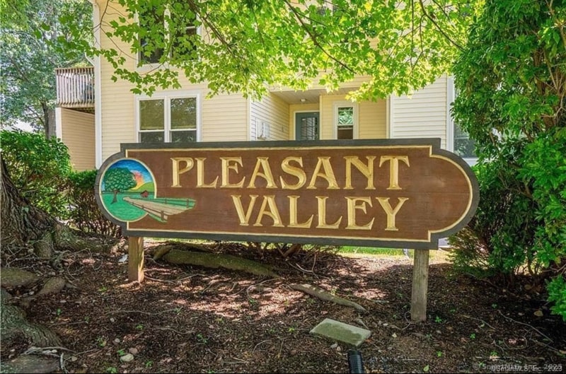 949 Pleasant Valley Rd in South Windsor, CT - Building Photo