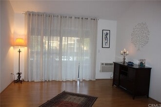 220 Springview in Irvine, CA - Foto de edificio - Building Photo