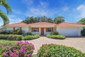 8574 SE Seagrape Way in Hobe Sound, FL - Building Photo - Building Photo