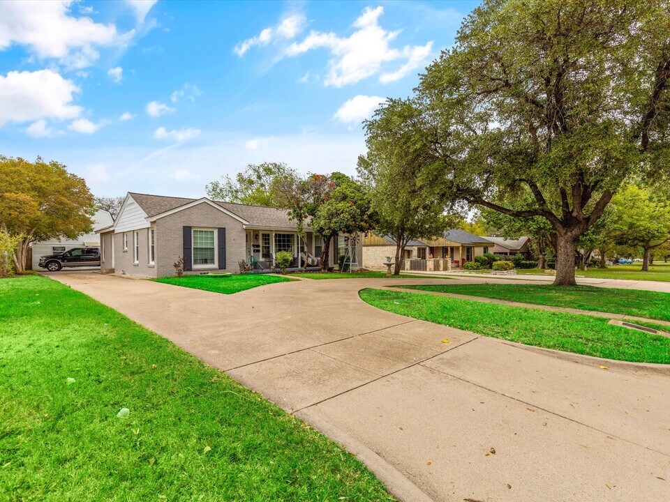 3508 W Biddison St, Unit A in Fort Worth, TX - Foto de edificio