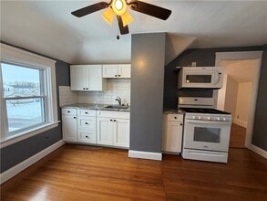 87 Bentley St in East Providence, RI - Foto de edificio - Building Photo