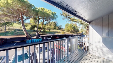 445 Ignacio Blvd in Novato, CA - Building Photo - Building Photo