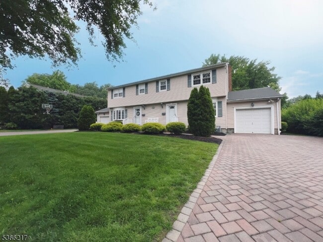 63 Primrose Ln in Paramus, NJ - Foto de edificio - Building Photo