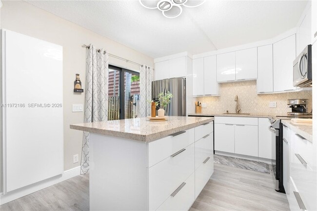 9844 NW 6th Ct in Plantation, FL - Building Photo - Building Photo