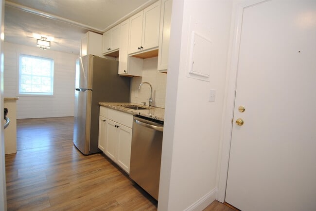 7 Louisburg Square in Nashua, NH - Building Photo - Building Photo