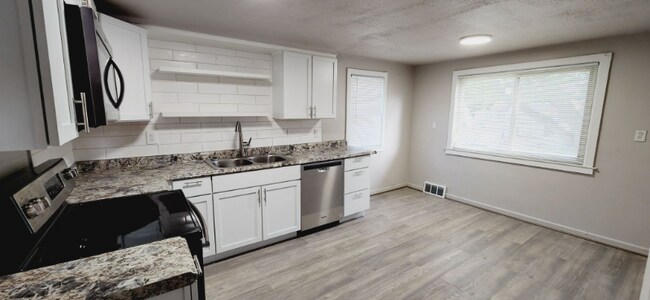 22626 Stephens St-Unit -2 in St. Clair Shores, MI - Building Photo - Building Photo