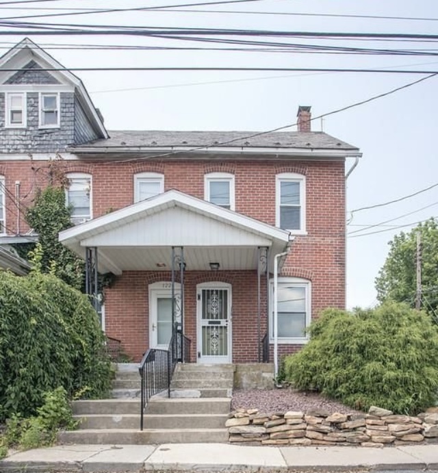 120 S Spruce St in Nazareth, PA - Foto de edificio - Building Photo