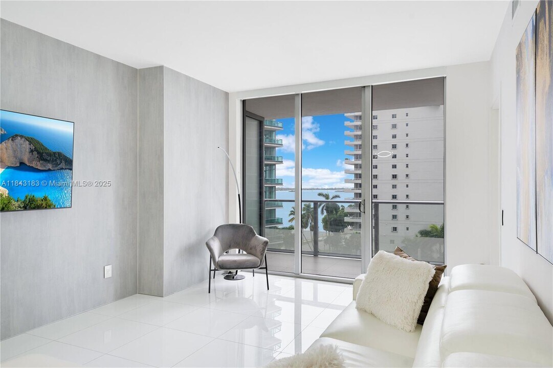 1300 Brickell Bay Dr in Miami, FL - Building Photo