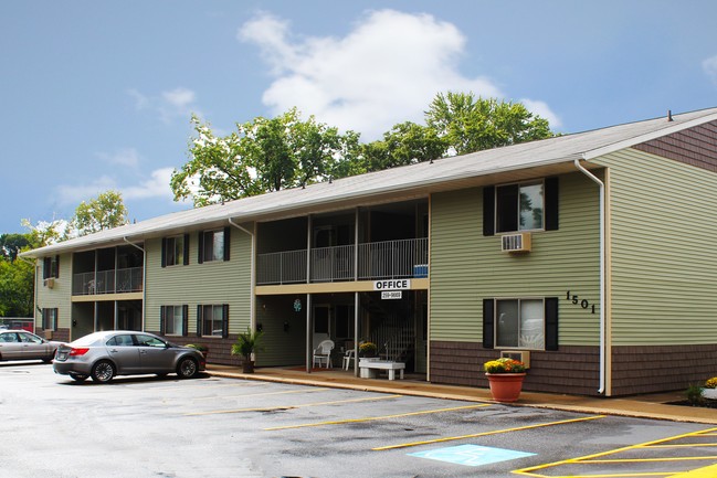 West Jefferson Apartments in Mishawaka, IN - Building Photo - Building Photo