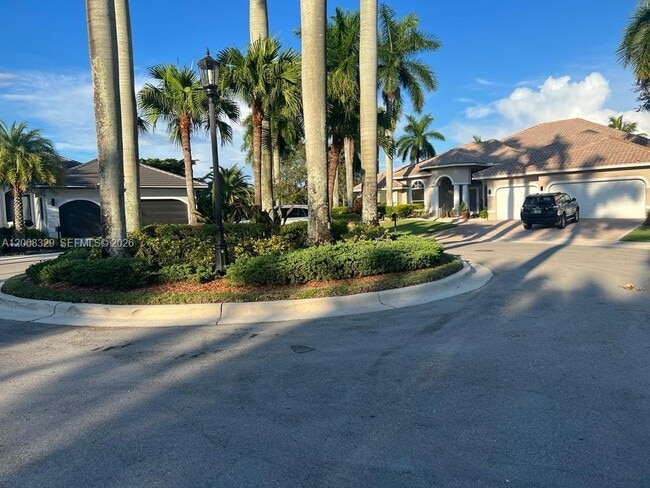 2534 Poinciana Dr in Weston, FL - Building Photo - Building Photo