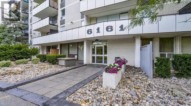 6161 Bathurst St in Toronto, ON - Building Photo - Building Photo