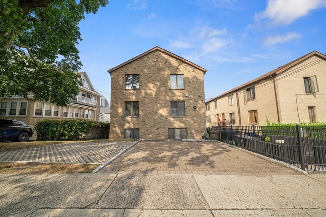 9 Sterling Pl in Edgewater, NJ - Building Photo - Building Photo
