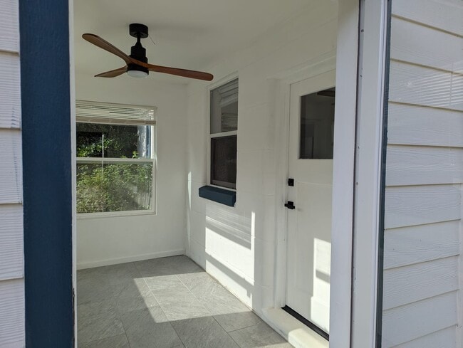 1106 NE 10th Pl in Gainesville, FL - Building Photo - Building Photo