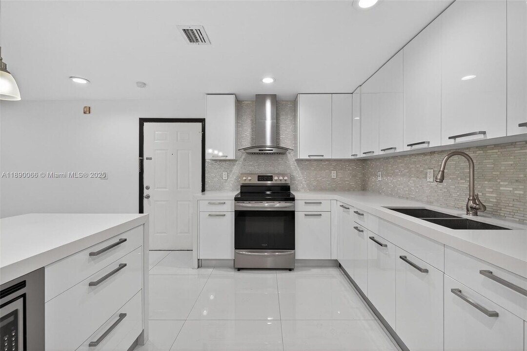 8851 NW 119th St in Hialeah Gardens, FL - Building Photo