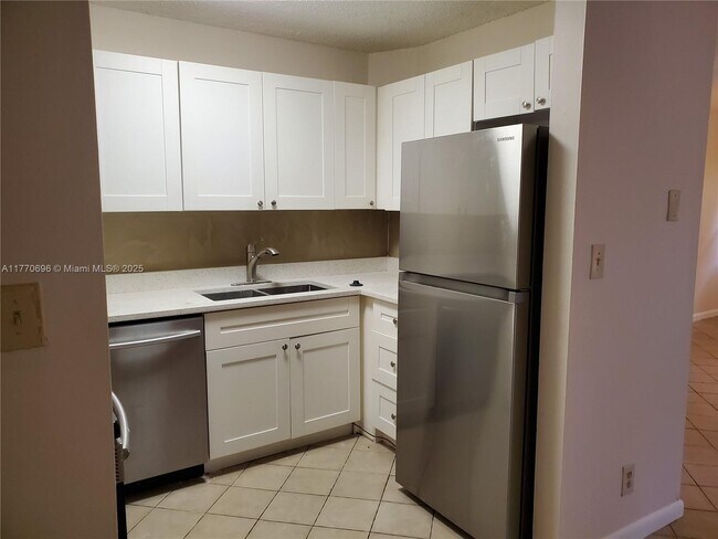 2661 Riverside Dr in Coral Springs, FL - Building Photo - Building Photo