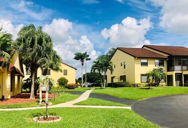 4695 Lucerne Lakes Blvd E in Greenacres, FL - Building Photo - Building Photo