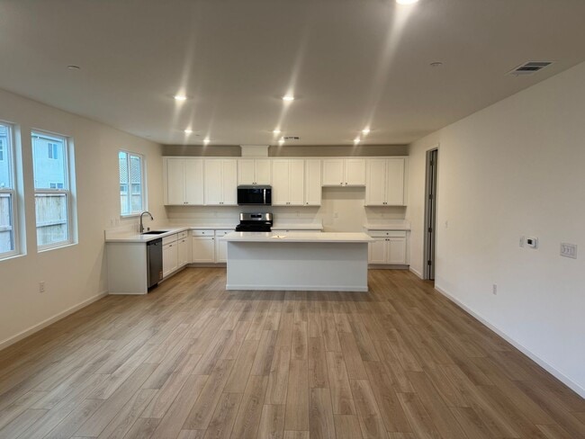 6320 Snow Beauty Wy in Hughson, CA - Building Photo - Building Photo