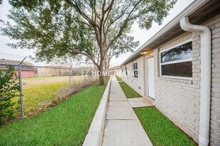 5042 Mallow St in Houston, TX - Building Photo