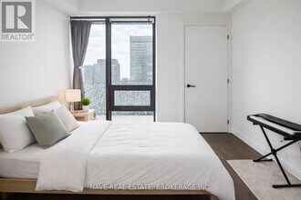 55 Charles St E in Toronto, ON - Building Photo - Building Photo