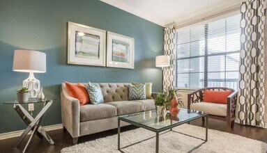 2380 S MacGregor Way in Houston, TX - Building Photo - Building Photo