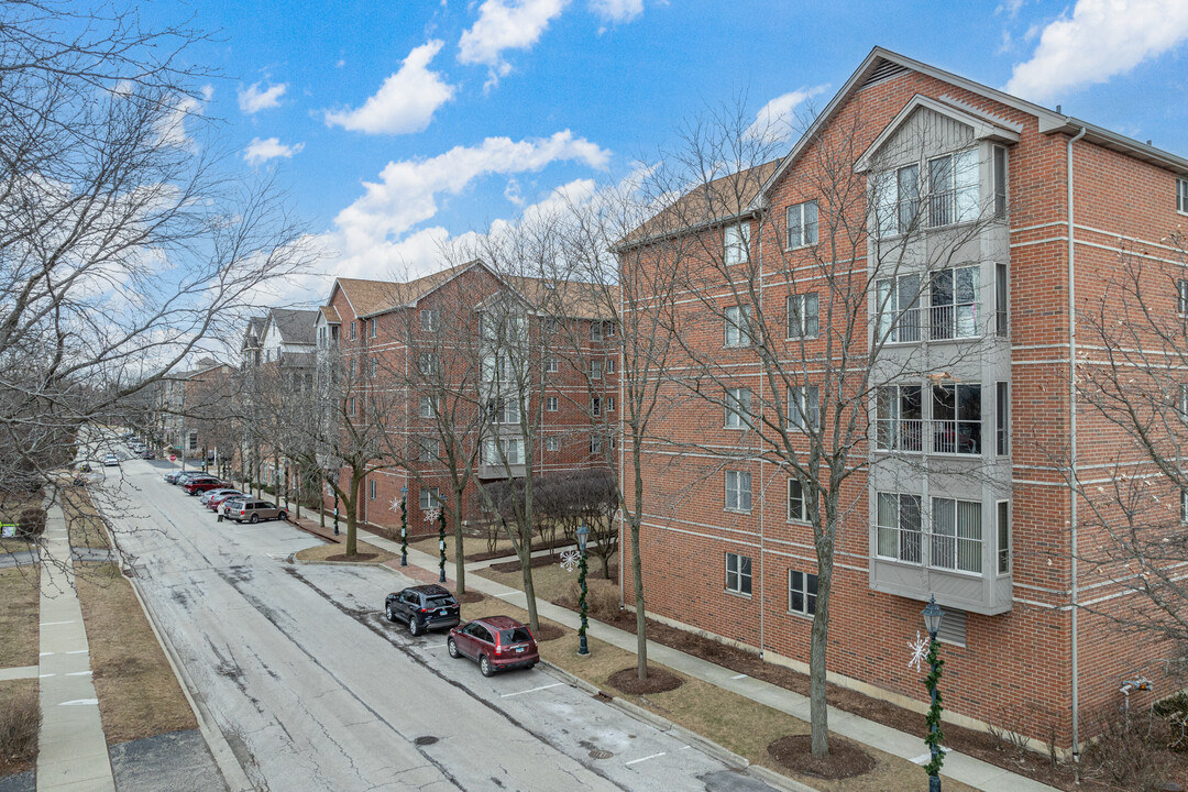 Village Crossing East Building in Roselle, IL - Building Photo