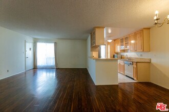 5330 Zelzah Ave in Los Angeles, CA - Building Photo - Building Photo