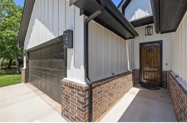 1418 Cheyenne Trail in Granbury, TX - Building Photo - Building Photo