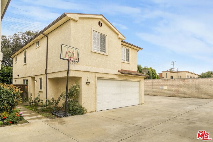 9155 Cedros Ave in Los Angeles, CA - Building Photo